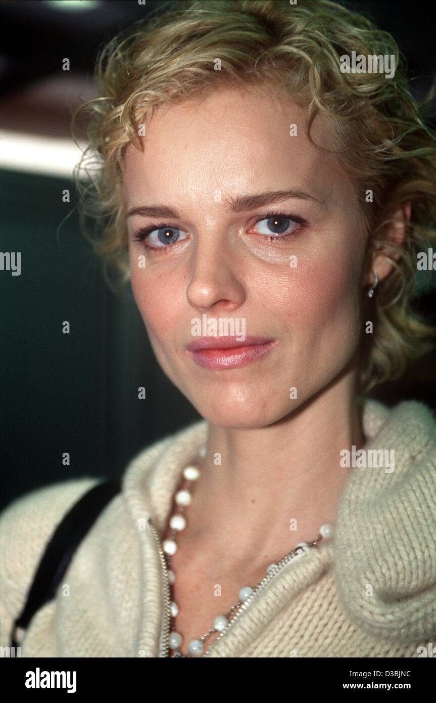 dpa) - Model Carmen Kass from Estonia presents the collection by Gucci  during the Pret-a-Porter shows in Paris, 1 March 2003 Stock Photo - Alamy