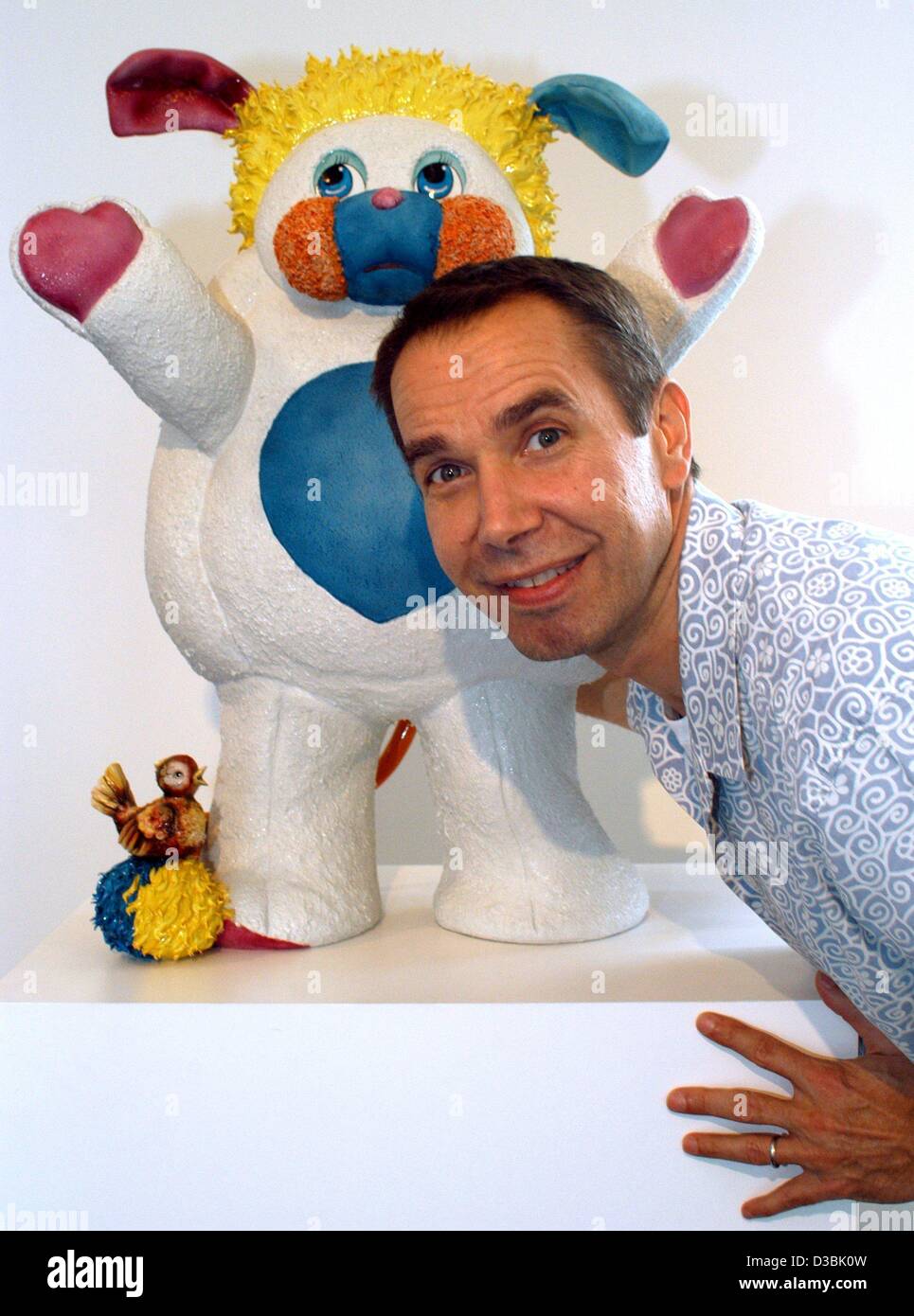 (dpa) - US artist Jeff Koons presents his artwork 'Popples' exhibited in the Galerie der Gegenwart (gallery of the present) in Hamburg, 28 April 2003. Stock Photo