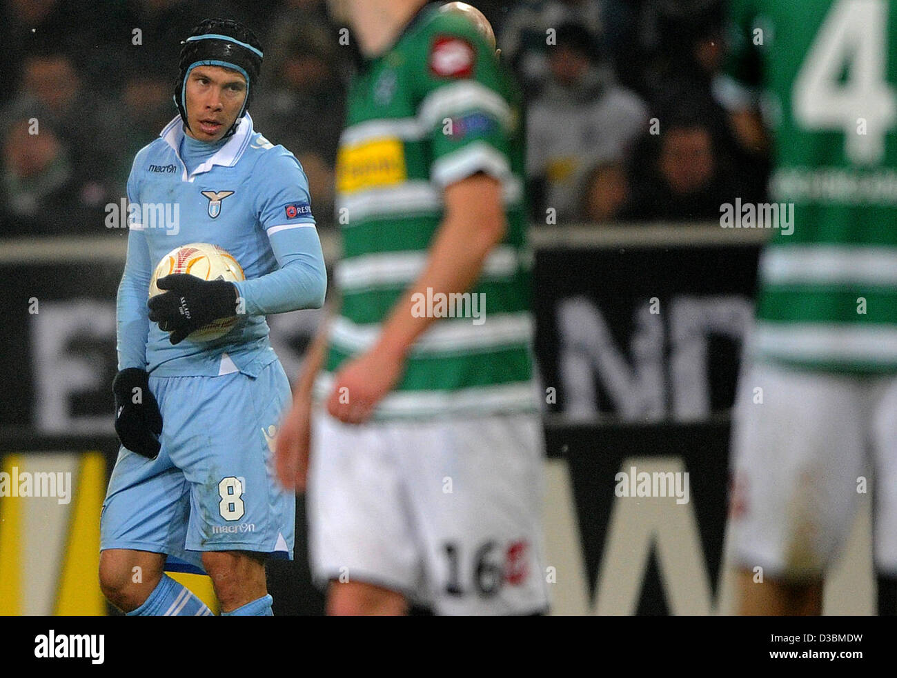 Lazio's Hernanes (l) reacts during the UEFA Europa League Round of 32 first leg soccer match between Borussia Moenchengladbach and Lazio Rome at Borussia-Park Stadium in Moenchengladbach, Germany, 14 February 2013. Photo: Jonas Guettler/dpa Stock Photo