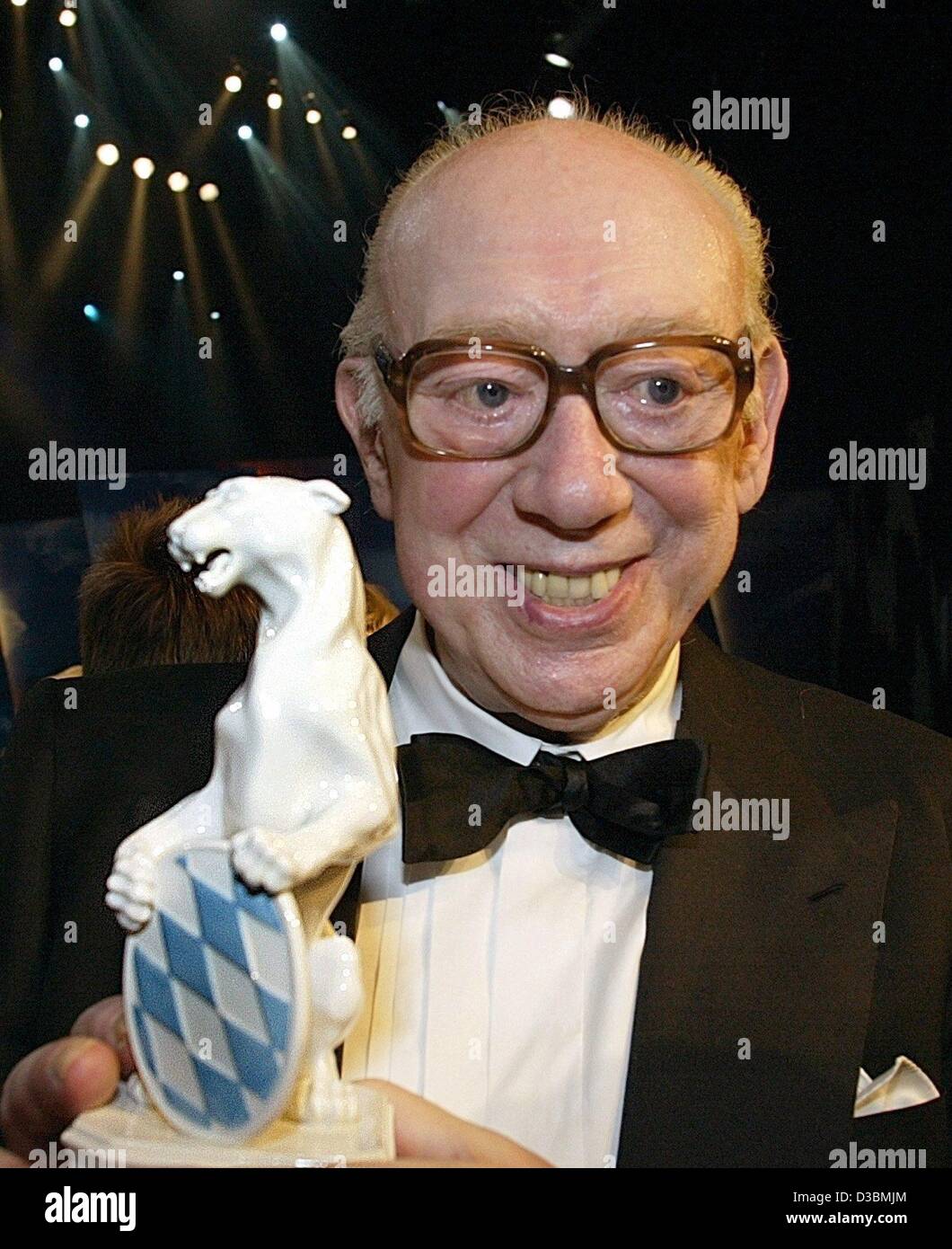 (dpa) - German actor Horst Tappert, who played Inspector Derrick from 1974 until 1998, poses with his Bayerischer Fernsehpreis award (Bavarian TV prize) in Munich, 23 May 2003. He won the special award for his fine character performance in the TV crime series 'Derrick'. When he was presented the awa Stock Photo