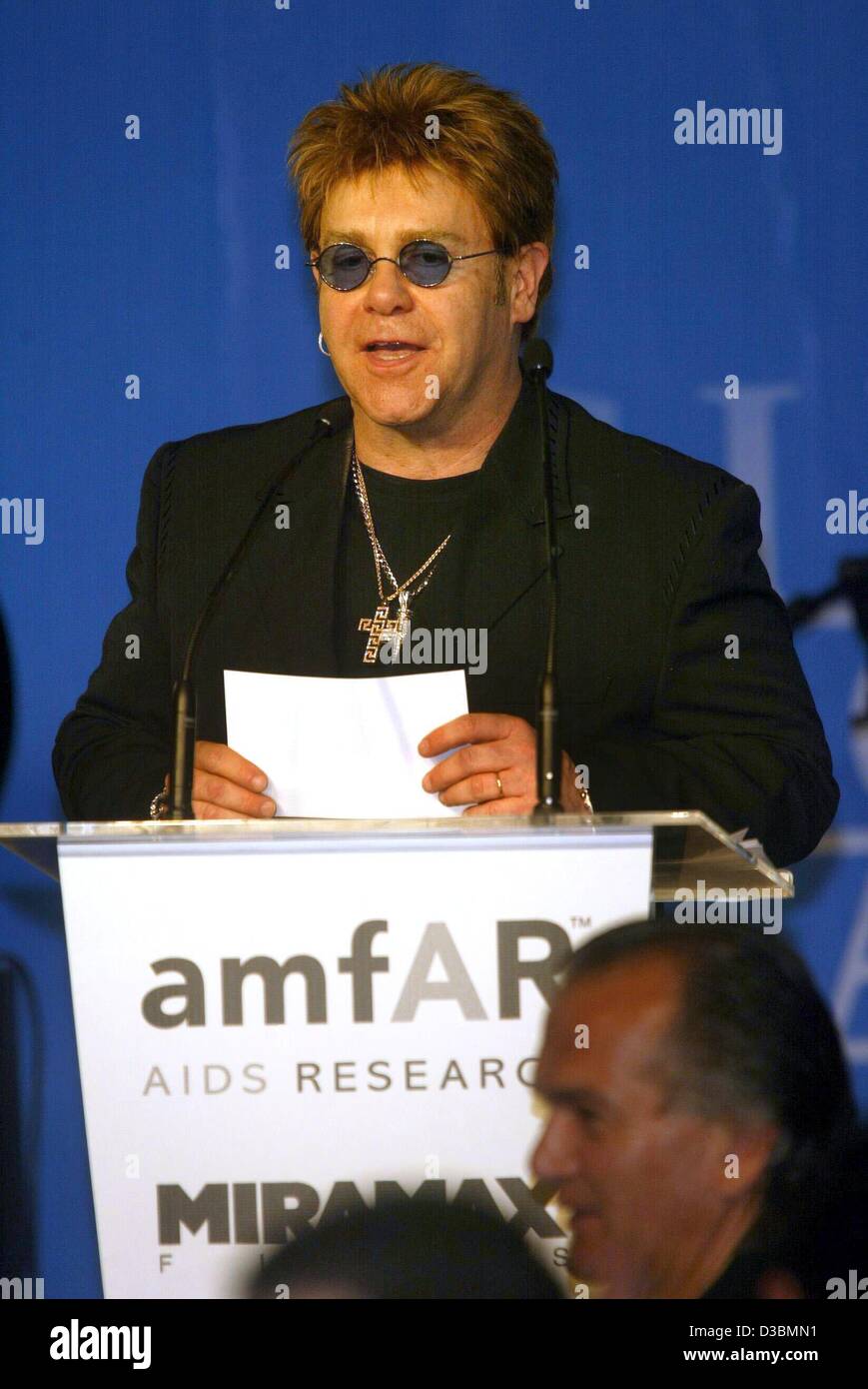 (dpa) - Pop star Elton John speaks during the auction at the AMFAR (American Foundation for Aids Research) charity gala at the Restaurant Moulin de Mougins near Cannes, France, 22 May 2003. Stock Photo