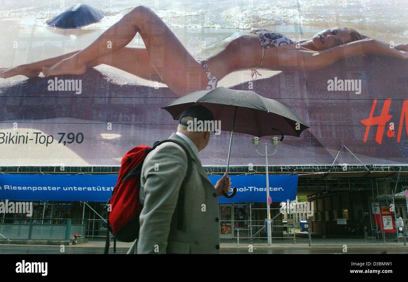 (dpa) - The German top model Heidi Klum lights up a tourist's rainy day in Berlin, Germany, 14 May 2003. Klum lolls at the beach in a bikini of the Swedish fashion house H&M on an overdimensional advertising poster. Stock Photo