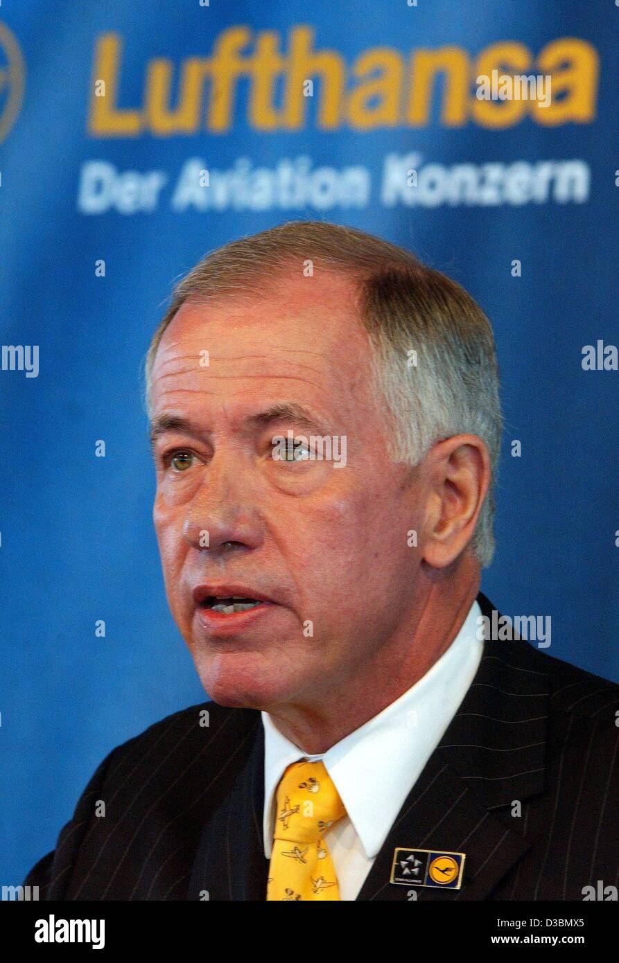 (dpa) - Juergen Weber, current CEO of Lufthansa AG, speaks at a press conference of the Lufthansa AG airlines in Munich, Germany, 20 March 2003. Weber will be succeeded by Wolfgang Mayrhuber as the designated CEO of the Lufthansa AG. After the difficult year 2001, Lufthansa was back in the black in  Stock Photo