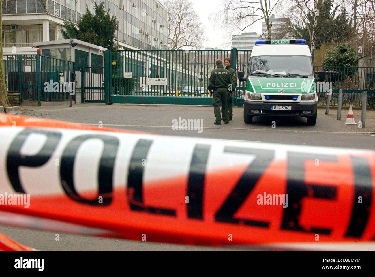 (dpa) - German police sealed off the US consulate in Frankfurt, Germany, 20 March 2003. German authorities stepped up security measures at the embassies in Germany at the start of the US-led war on Iraq 20 March. Stock Photo