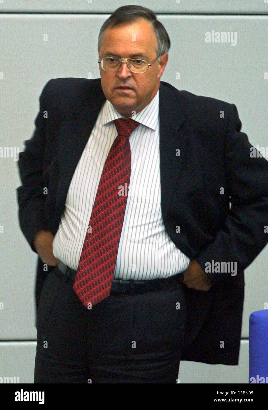 (dpa) - German Finance Minister Hans Eichel pulls up his trousers during a debate on consumer protection in the Bundestag in Berlin, 22 May 2003. Stock Photo