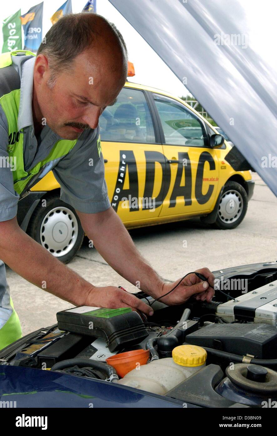 (dpa) - Harald Idzakowsky of the German auto club ADAC gives roadside assistance to a car in Frankfurt Oder, eastern Germany, 19 May 2003. The ADAC (Allgemeiner Deutscher Automobil Club), which is Europe's largest auto club with about 14.6 million members, celebrates its 100th anniversary this year. Stock Photo