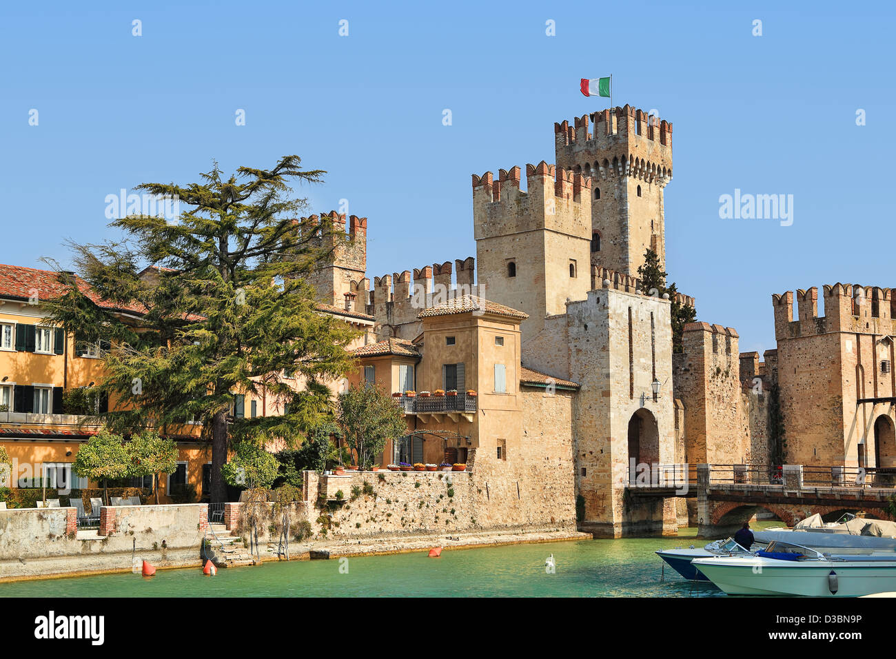 Italy medieval castle turret hi-res stock photography and images - Alamy