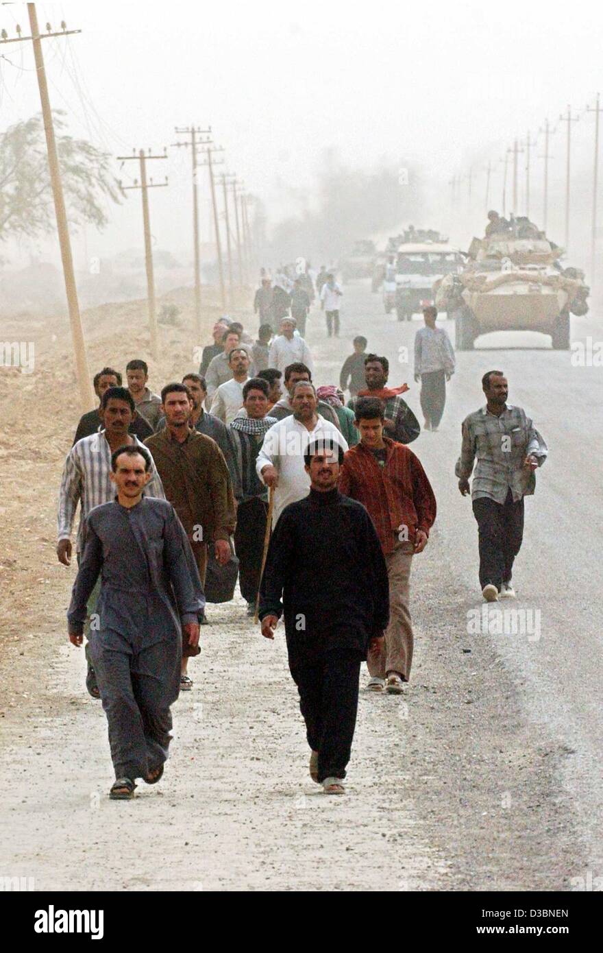 (dpa) - Iraqis are on their way home to Baghdad, pictured near Hativ Haejewj, ten kilometres south of the capital, 9 April 2003. Stock Photo