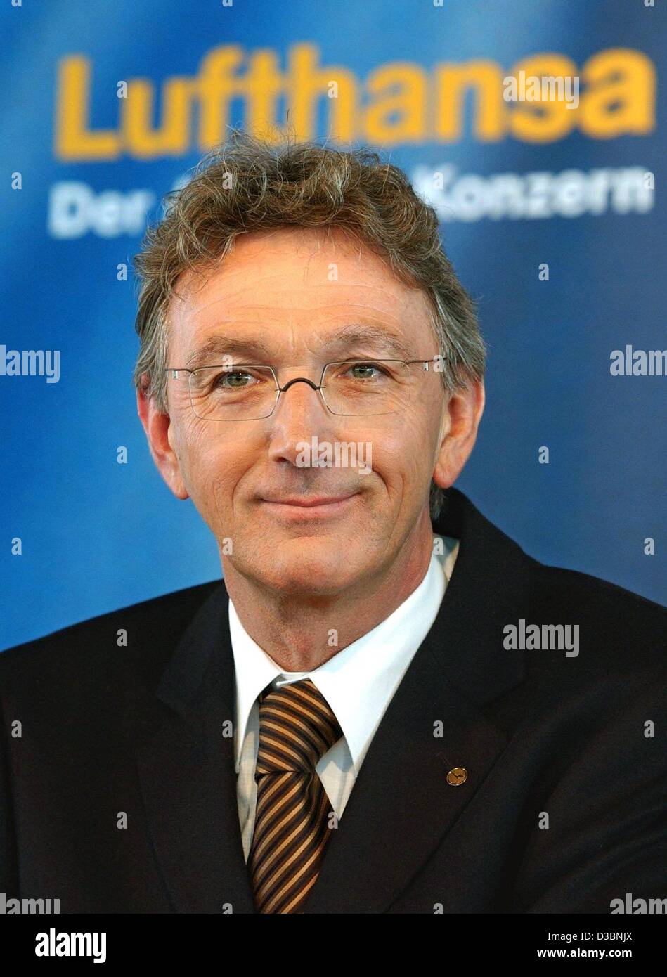 (dpa) - Wolfgang Mayrhuber, designated CEO of Lufthansa AG, pictured during a press conference of the Lufthansa airlines in Munich, Germany, 20 March 2003. After the difficult year 2001, Lufthansa was back in the black in 2002. According to own statistics, Lufthansa made a profit of 717 million Euro Stock Photo