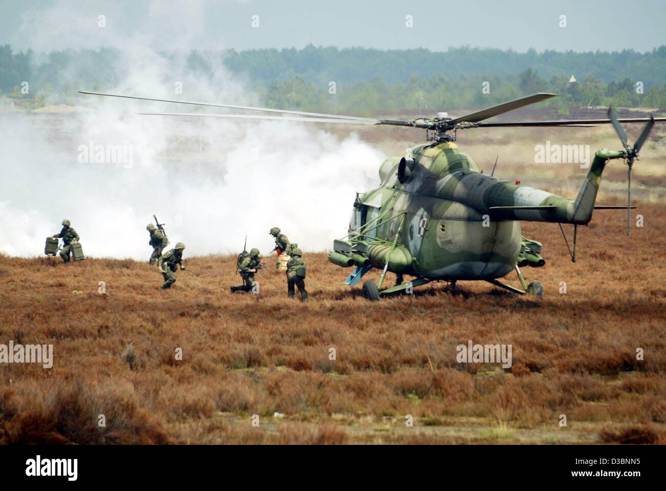 (dpa) - Polish soldiers get off a military helicopter, during a military drill of the Polish army under the leadership of German officers near the German border in Swietoszow, Poland, 14 May 2003. Poland has officially asked a NATO military study on possible alliance support for Poland's planned mil Stock Photo