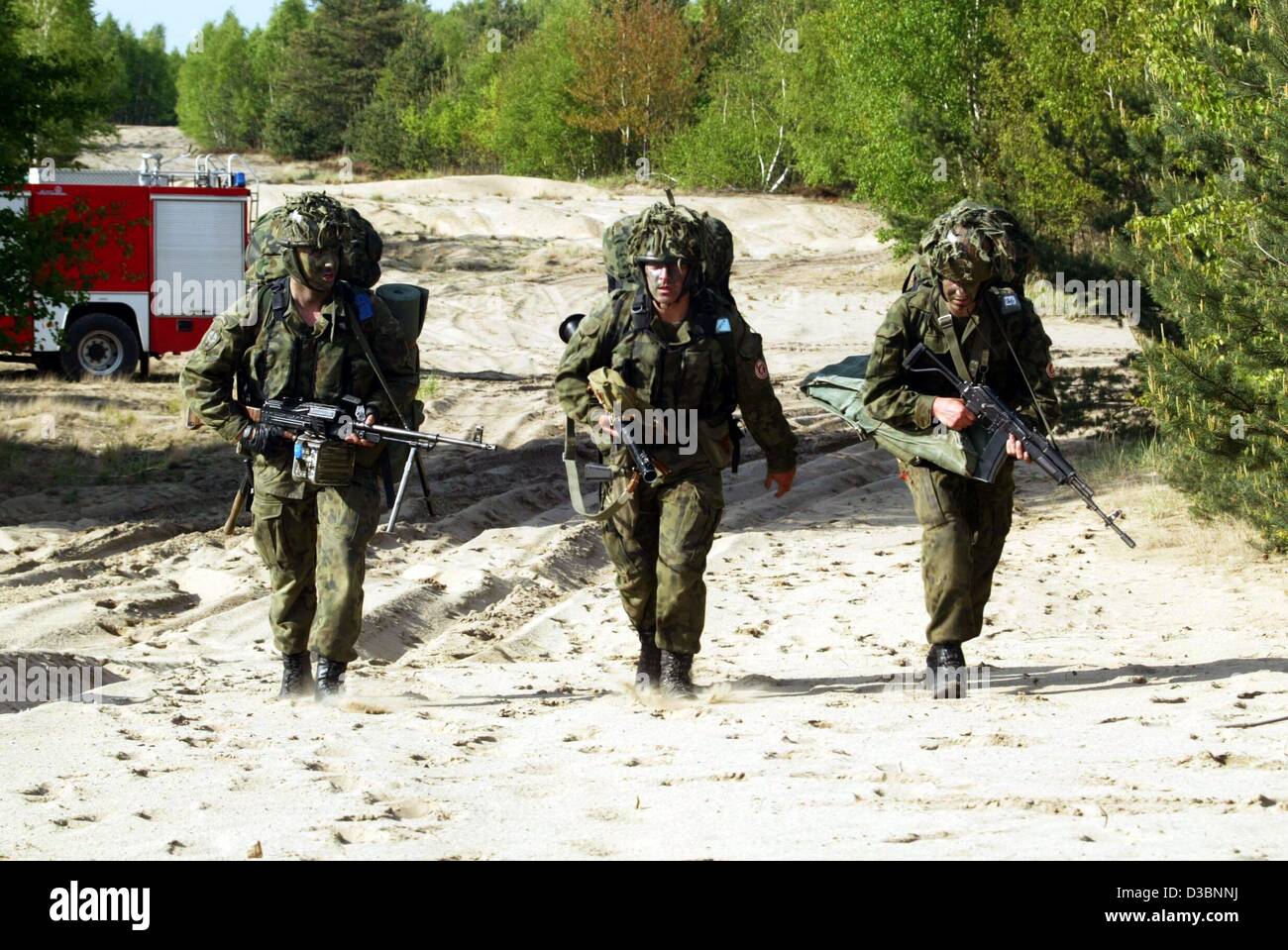 (dpa) - Polish soldiers take part in a military drill of the Polish army under the leadership of German officers near the German border in Swietoszow, Poland, 14 May 2003. Poland has officially asked a NATO military study on possible alliance support for Poland's planned military mission in Iraq. A  Stock Photo