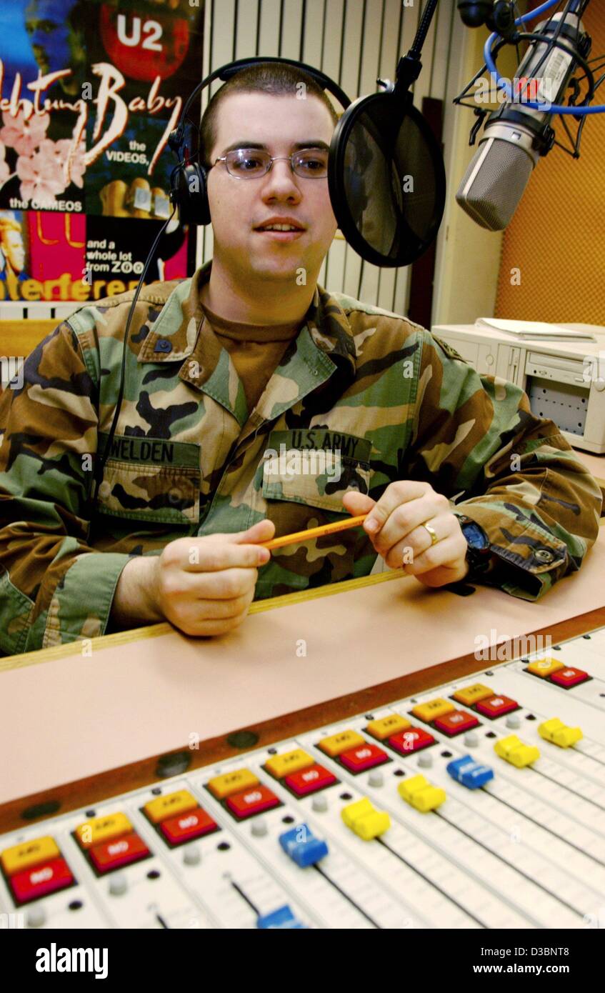 dpa) - Discjockey Jason Weldon of the American Forces Network (AFN Europe)  presents a programme from a radio broadcasting studio in Frankfurt, 14  March 2003. The AFN station in Frankfurt supplies US