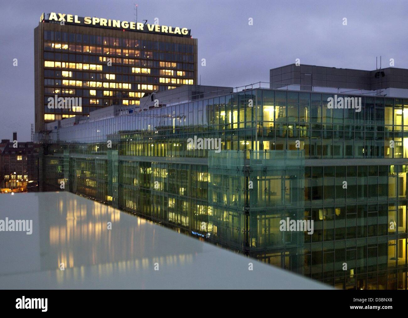 (dpa) - The exterior of the company office (background) and the new building of the newspaper publishing group Axel Springer Verlag pictured in Berlin, Germany, 12 March 2003. Axel Springer Verlag does not expect an improvement of the general economic situation in 2003. Presumably stagnating costs o Stock Photo