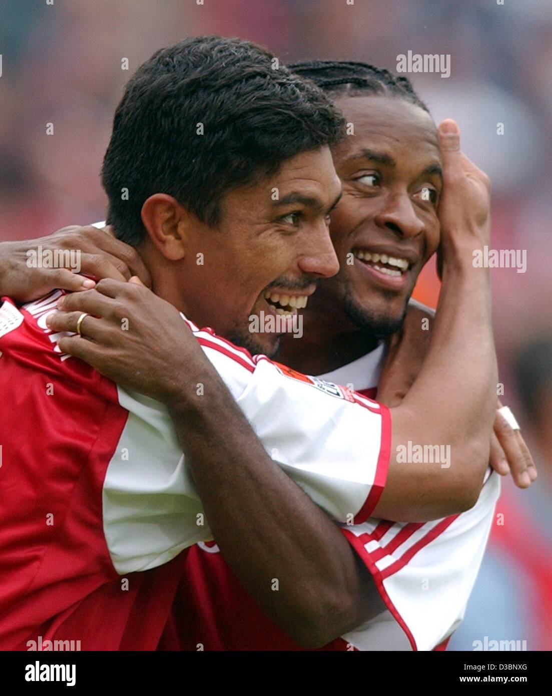 (dpa) - Bayern's Giovane Elber (L) cheers with his teammate Ze Roberto after scoring during the Bundesliga soccer game FC Bayern Munich against VfB Stuttgart in Munich, 17 May 2003. Bayern Munich wins 2-1, cementing its victory of the Bundesliga trophy. Stock Photo