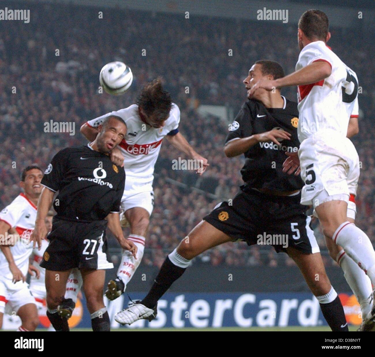 (dpa) - Stuttgart's Croatian midfielder Zvonimir Soldo (2nd from L) in a heading duel with Manchester's French defender Mikael Silvestre (L) during the second group game of the European soccer Champions League opposing VfB Stuttgart and Manchester United in Stuttgart, Germany, 1 October 2003. Stuttg Stock Photo