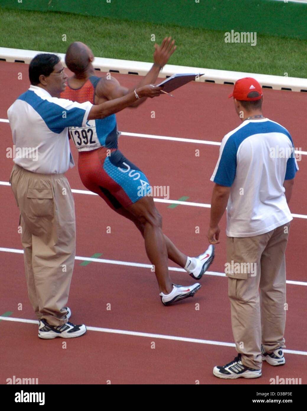 (dpa) - USA's Jon Drummond protests following a controversial false start decision against him in the quater finals of the men's 100m event at the 9th IAAF Athletic World Championships at the Stade de France in Paris, 24 August 2003. Drummond laid down on his back, refusing to move off the track aft Stock Photo