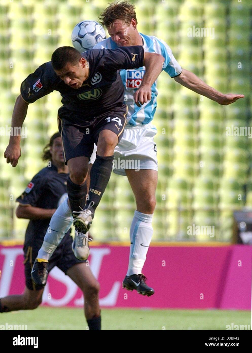 (dpa) - Munich's defender Janne Saarinen from Finland (R) in a heading duel with Wolfsburg's Bosnian forward Marko Topic during the Bundesliga soccer game between TSV 1860 Muenchen and VfL Wolfsburg, in Munich, 23 August 2003. Munich won 1-0 and now ranks sixth in the German first division. Stock Photo