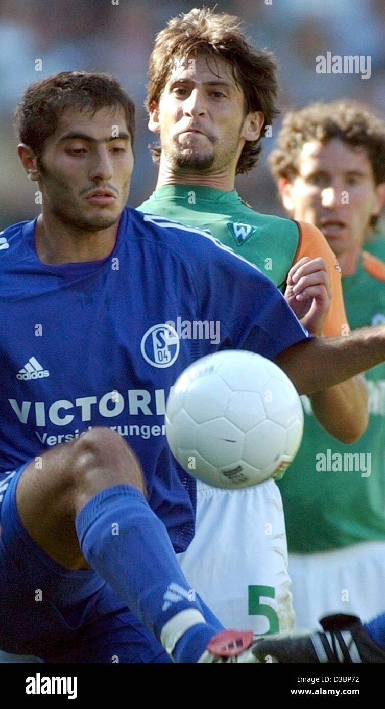 (dpa) - Schalke's Turkish midfielder Hamit Altintop (front) secures the ball from Bremen's attacking midfielders Kriztian Lisztes (back) and Uemit Davala (C) during the Bundesliga soccer game opposing SV Werder Bremen and FC Schalke 04 in Bremen, northern Germany, 23 August 2003. Bremen wins 4-1 and Stock Photo