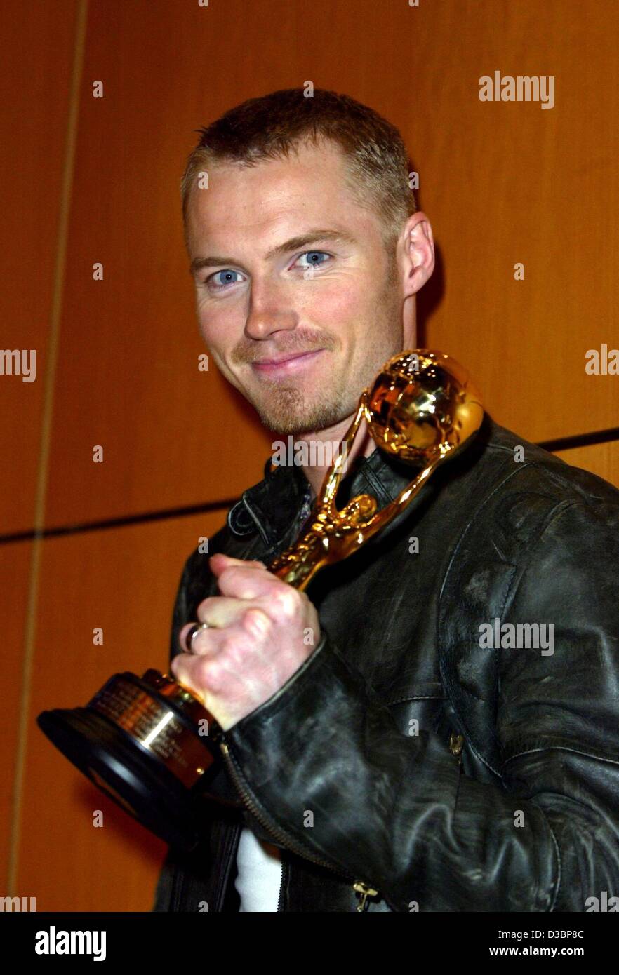 (dpa) - Irish pop singer Ronan Keating proudly shows his award after the World Music Awards show in Monte Carlo, 12 October 2003. Stock Photo