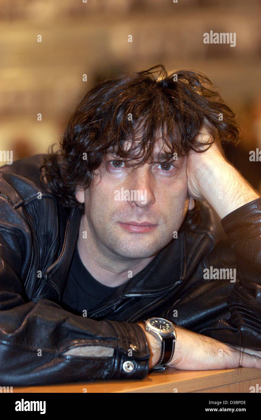 Dpa The British Born Author Neil Gaiman Poses At The Book Fair In Frankfurt Germany 8 October 2003 At The Book Fair He Presented His Novel American Gods Stock Photo Alamy