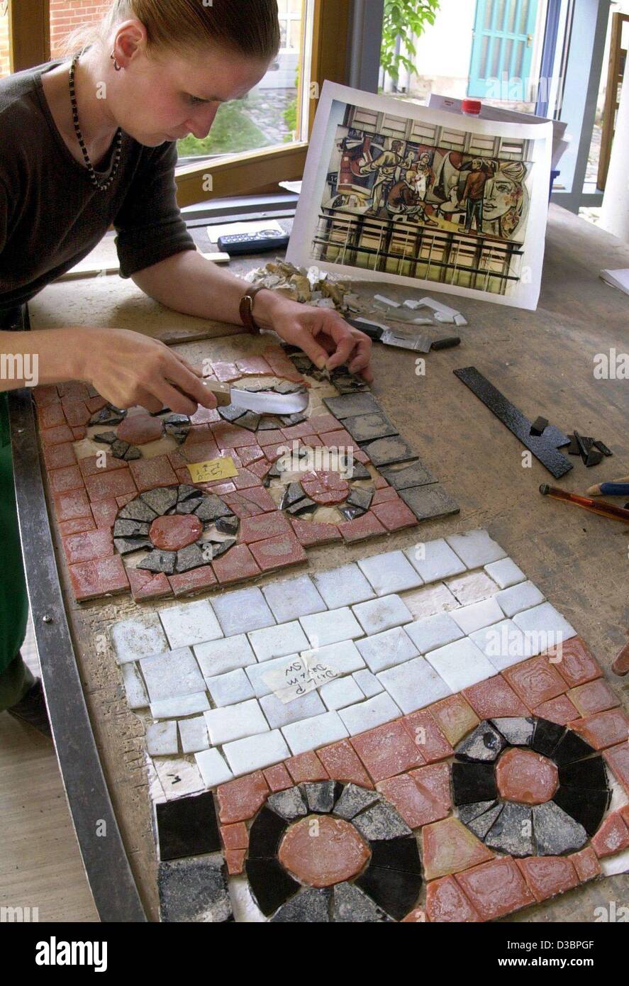 Dpa Glass Artist Beate Weiss Restores Parts Of The Baize Of The
