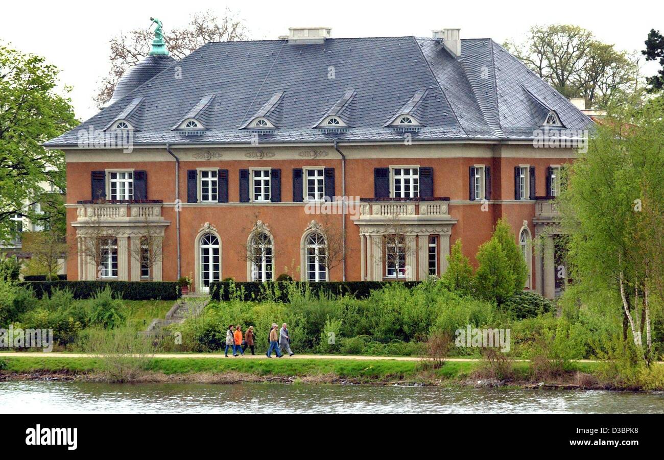 (dpa file) The 'Villa Kampffmeyer' in Potsdam, Germany, 28 April 2005. Popstar Michael Jackson