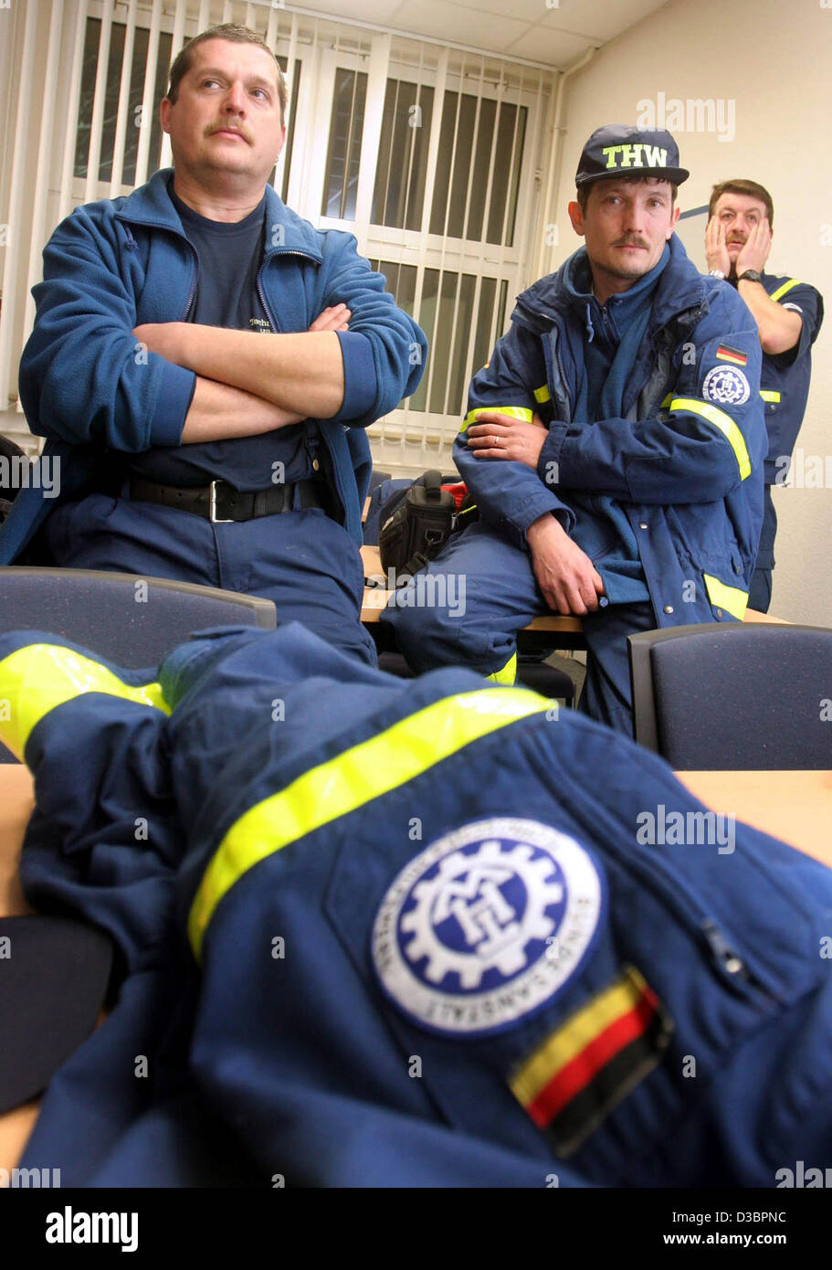 (dpa) - Employees of the German THW, a governmental technical relief organization, await their departure to Sri Lanka at the airport in Frankfurt, Germany, Tuesday 28 December 2004. 14 THW employees prepared for the mission in Sri Lanka. The relief workers from the German states of Bavaria and Baden Stock Photo