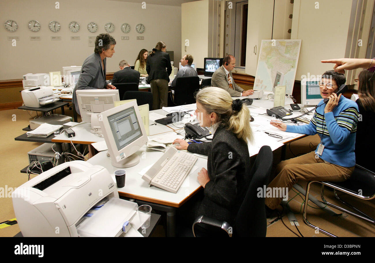 (dpa) - Employees of Germany's Foreign Ministry coordinate aid in the crisis center of the German Foreign Ministry in Berlin, Germany, Wednesday 29 December 2004 after the deadly tsunamis in southern Asia. At least ten German tourists died in the tsunami that hit sea resorts in the Thai towns of Kha Stock Photo