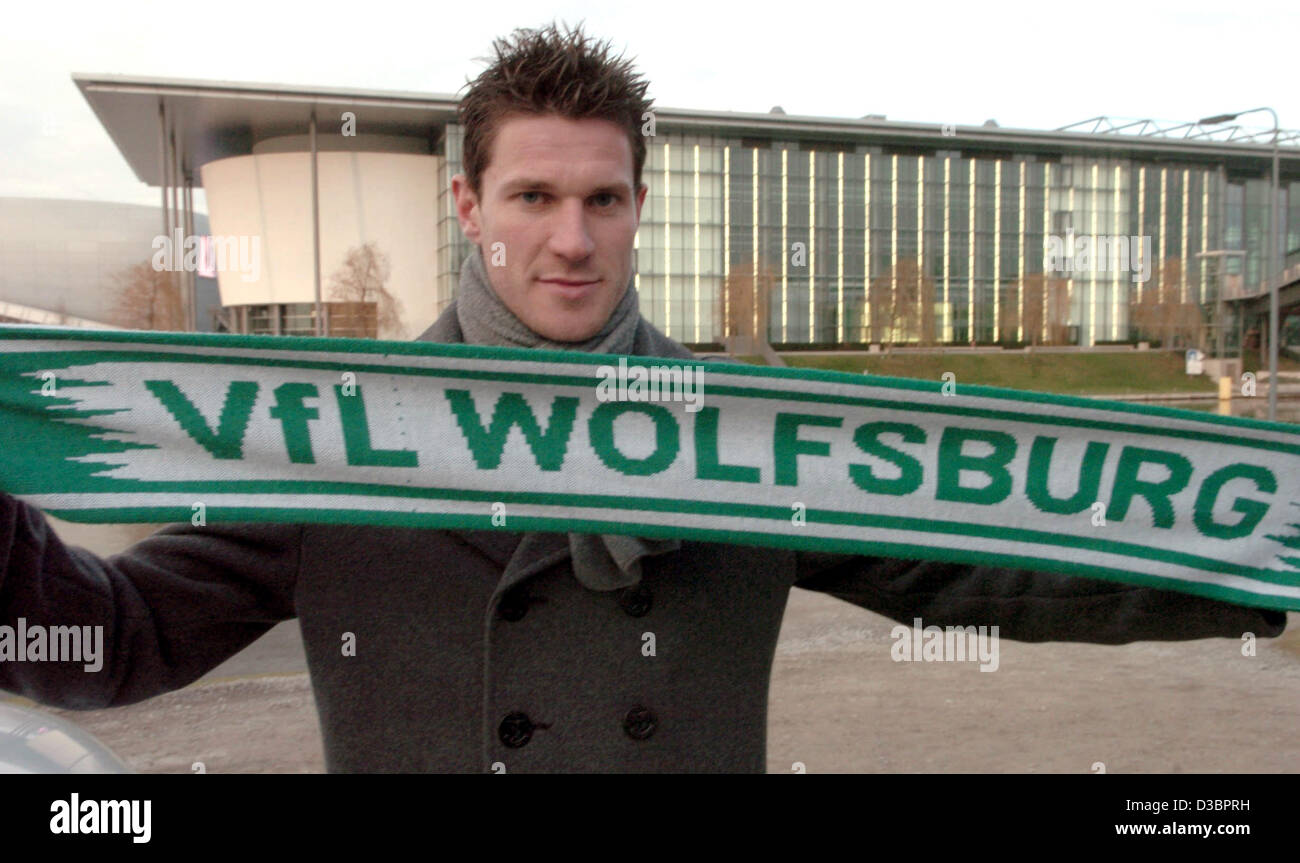 (dpa) - Belgian national team player Peter van der Heyden holds up a fan scarf of his future team VFL Wolfsburg in Wolfsburg, Germany, 28 December 2004. Van der Heyden, who currently plays for Belgium's FC Brugge, will join the Bundesliga side for the start of the 2005/2006 season. Wolfsburg has sig Stock Photo