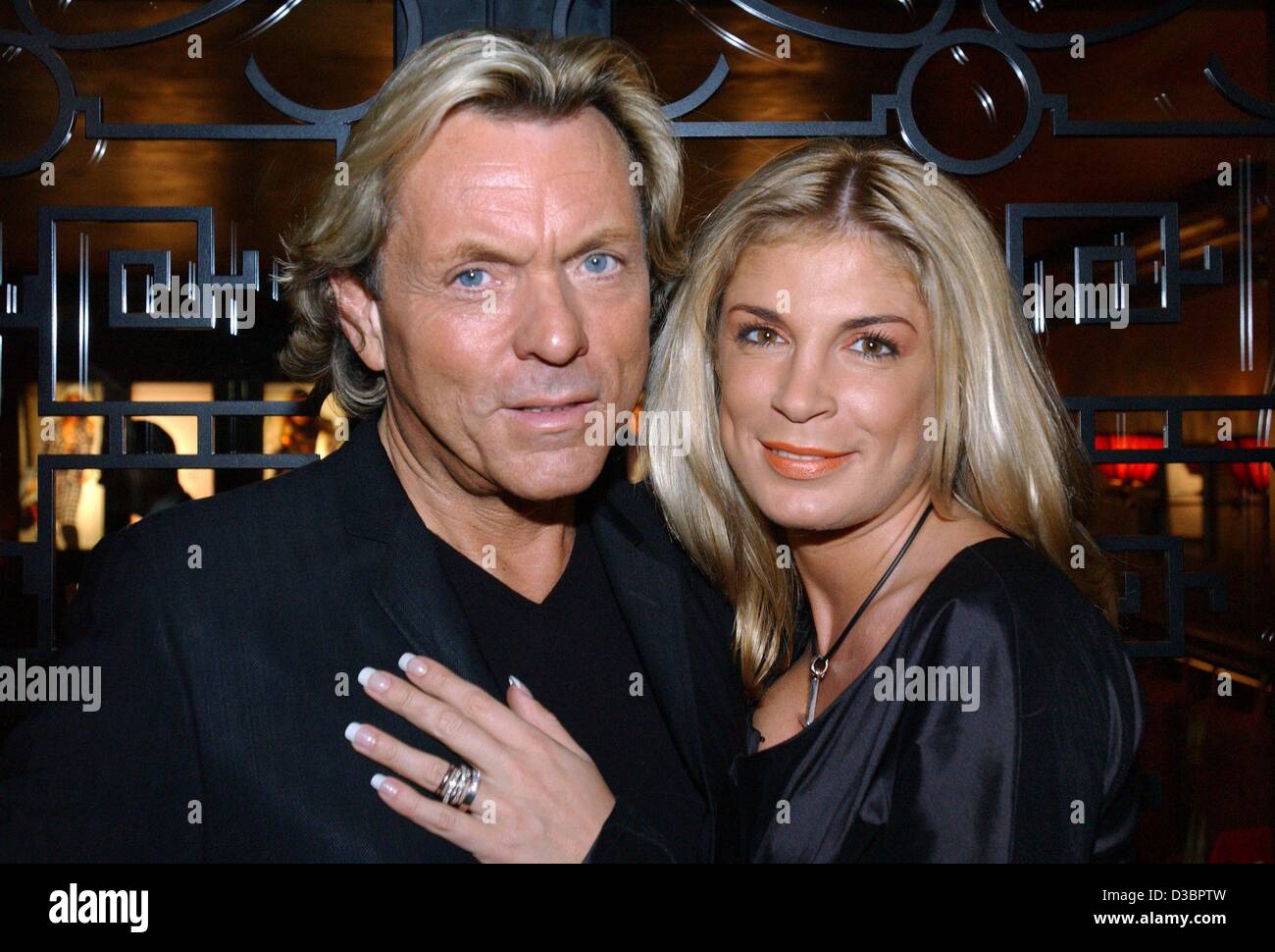 (dpa files) - Fashion entrepreneur Otto Kern and his wife Dana celebrate with his daughter Liuba-Sophia during the 'Gala VIP-LoungeHamburg' at a restaurant in Hamburg, Germany, 25 October 2004. After a quarrel with a cabdriver 32-year-old Dana Kern had a fatal accident at the autobahn near Guenzberg Stock Photo
