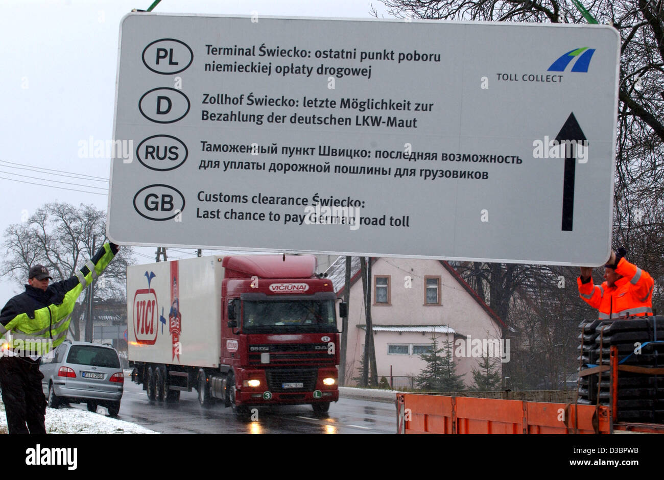 (dpa) - A sign for the German highway toll is being erected by order of Toll Collect in Boczow, Poland, about 20 kilometres away from the German-Polish border in Frankfurt (Oder), 27 December 2004. The sign which features text in four languages is supposed to point truck drivers to the last customs  Stock Photo