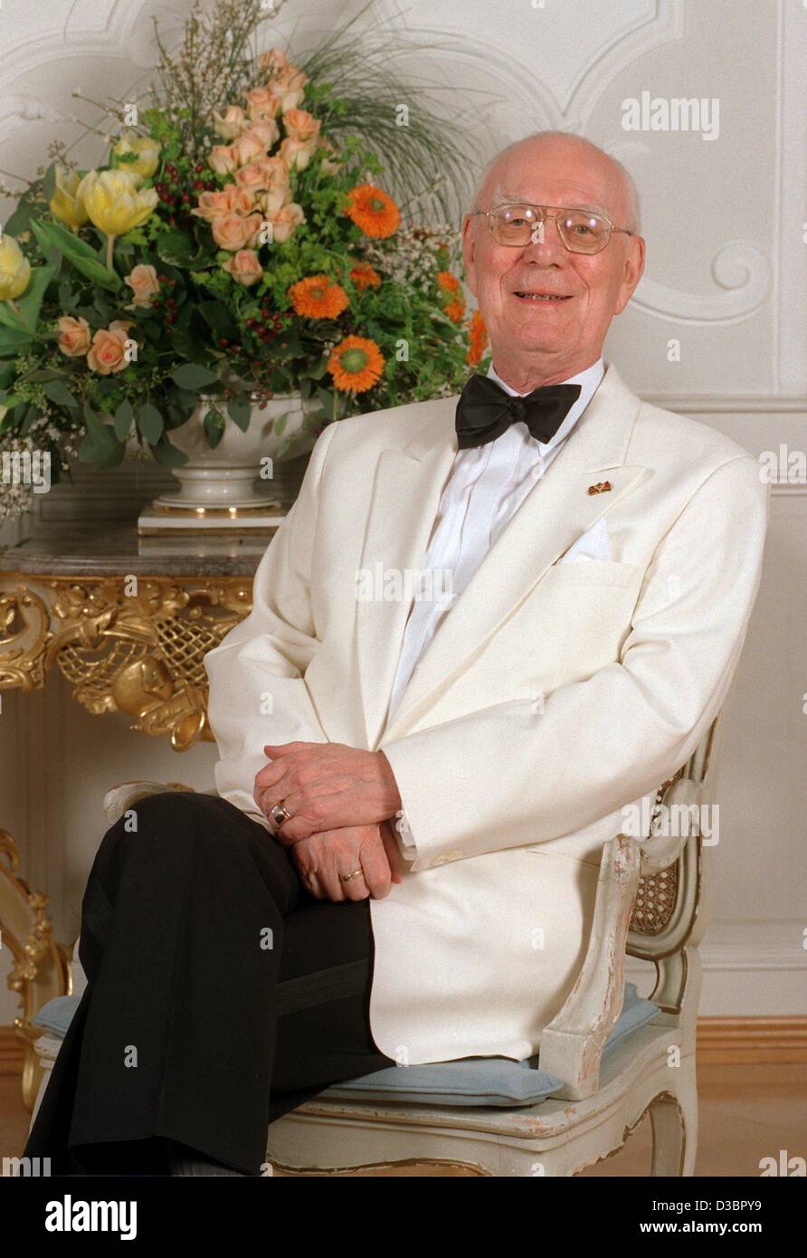 (dpa files) - Count Lennart Bernadotte smiles while sitting in a chair in his castle on the island of Mainau in Lake Constance, Germany, 14 March 1997. Count Lennart Bernadotte died on 21 December 2004 at age 95. The Mainau administration said he had died peacefully surrounded by his family in his i Stock Photo