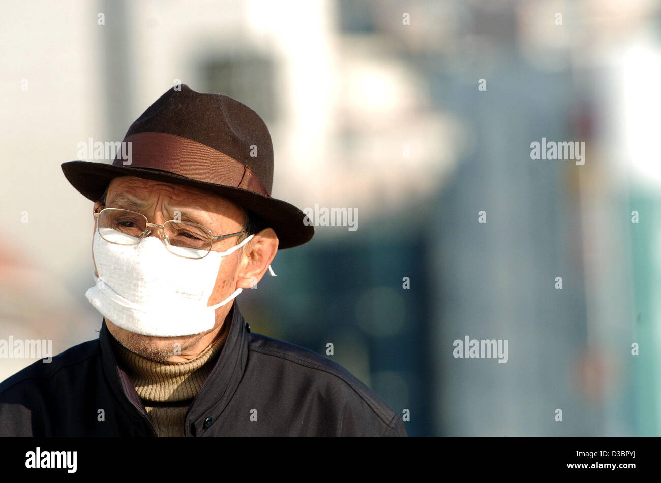 Elderly face mask hi-res stock photography and images - Alamy