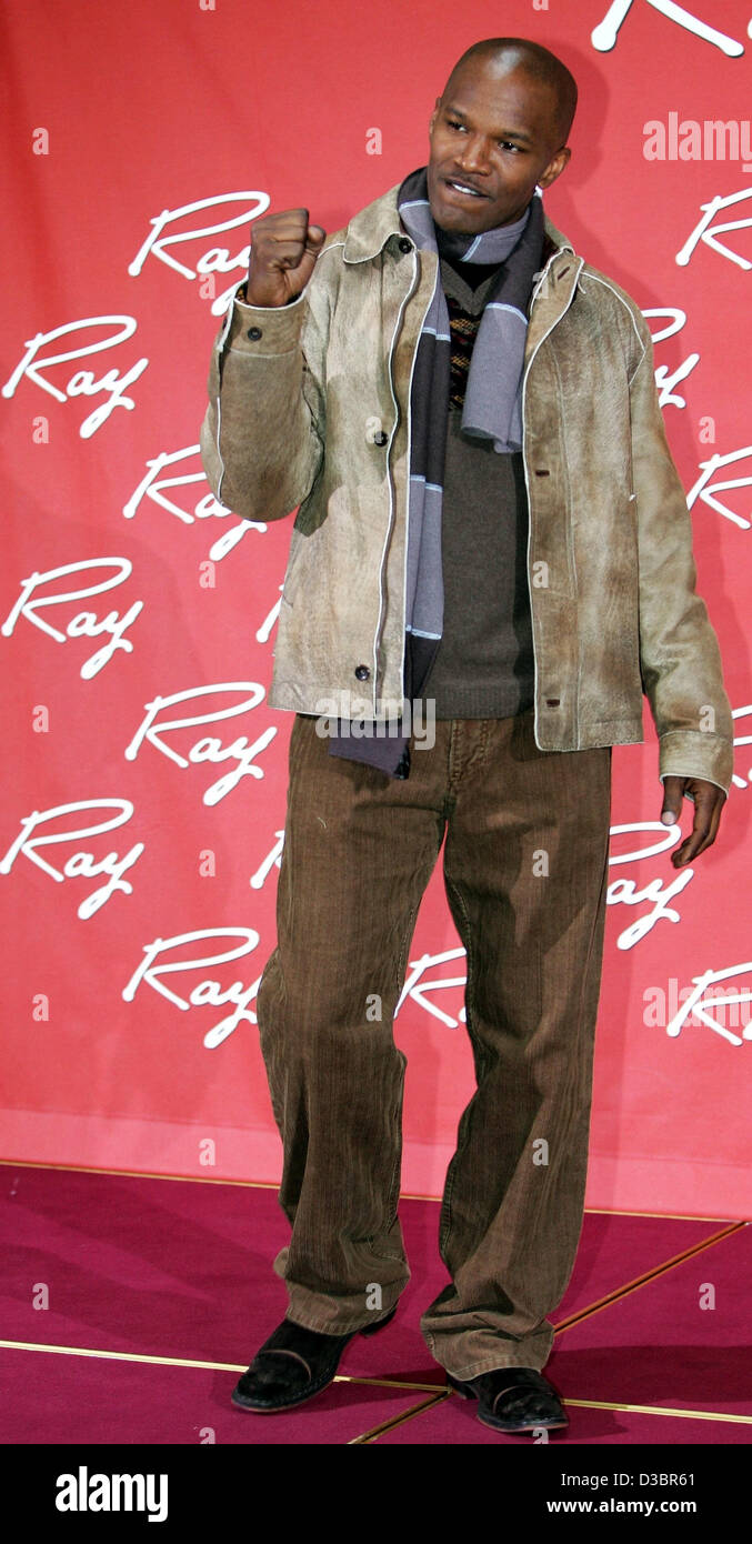 (dpa) - US actor Jamie Foxx makes a fist during a photo op at Hotel Adlon in Berlin on Tuesday, 21 December 2004. Foxx is in Berlin for a photocall prior to the Germany premiere of the movie 'Ray'. The film in which Foxx stars as Ray Charles tells the lifestory of the singer and musician who passed  Stock Photo