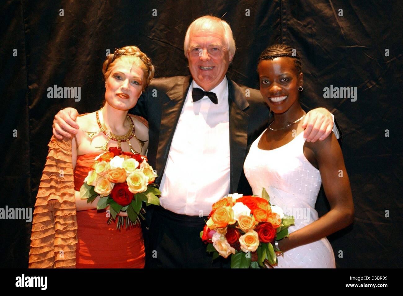 (dpa) - Tim Rice, who wrote the original English lyrics of the musical 'Aida', poses with the two German leading ladies, Florence Kasumba (R, Aida) and Maricel (Amneris), ahead of the German premiere of Elton John & Tim Rice's musical version of 'Aida' in Essen, Germany, 5 October 2003. More than 10 Stock Photo
