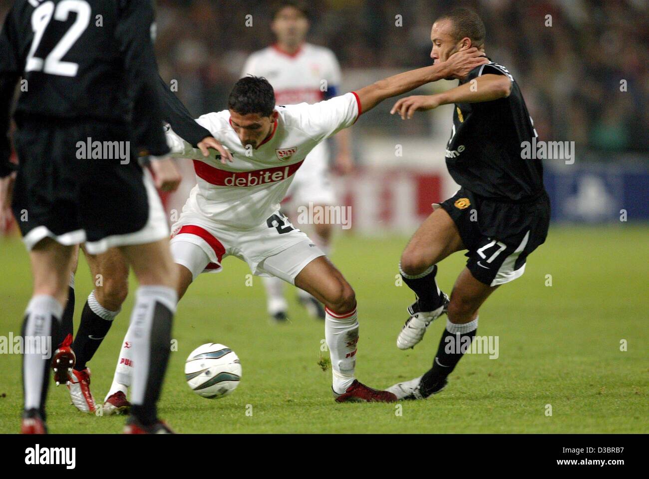 (dpa) - Stuttgart's forward Kevin Kuranyi (C) tries to keep Manchester's French defender Mikael Silvestre (R) away from the ball, during the second group game of the European soccer Champions League opposing VfB Stuttgart and Manchester United in Stuttgart, Germany, 1 October 2003. Stuttgart won the Stock Photo