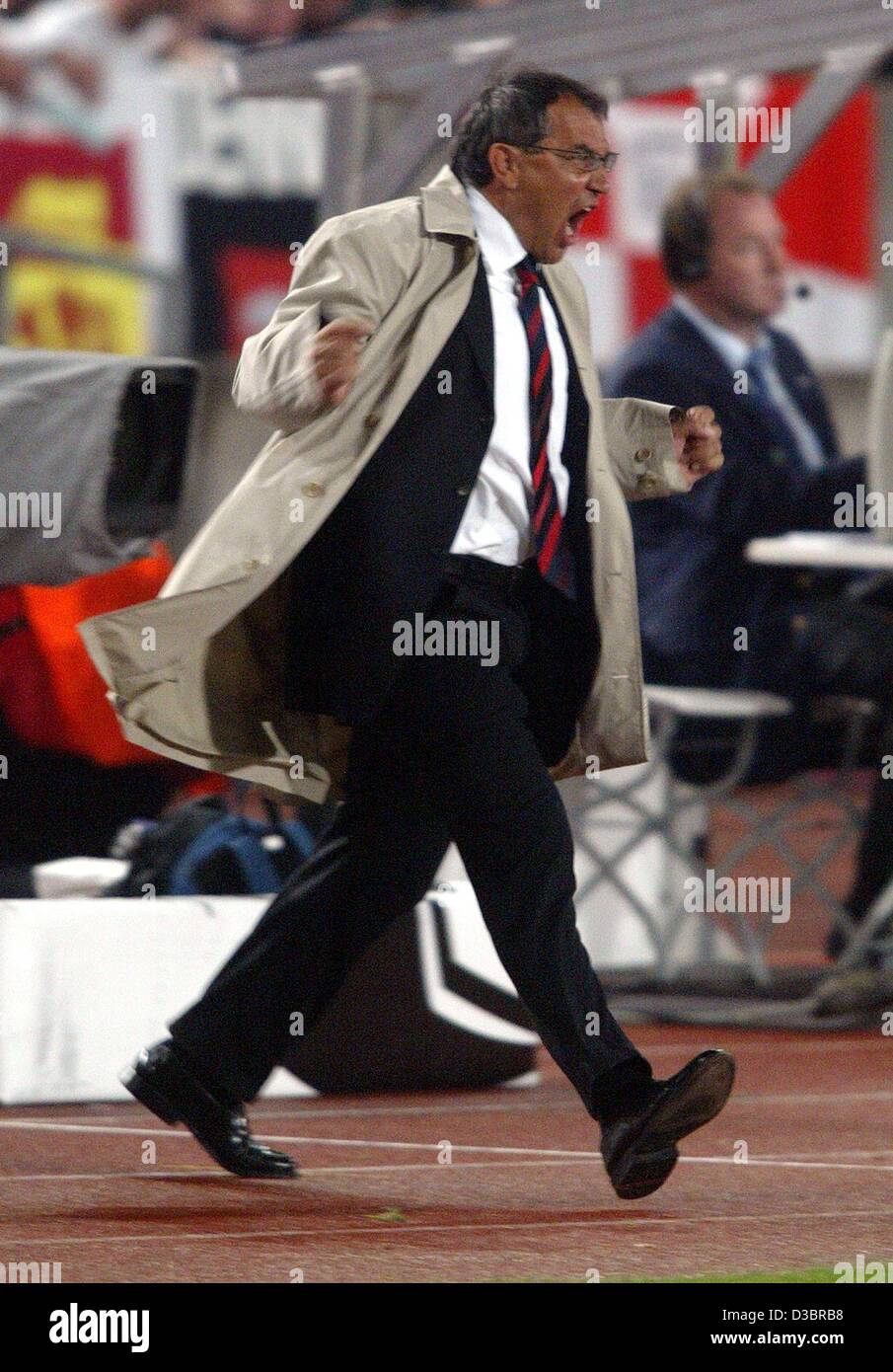 (dpa) - Stuttgart's soccer coach Felix Magath shouts advice at his players during the second group game of the European soccer Champions League opposing VfB Stuttgart and Manchester United in Stuttgart, Germany, 1 October 2003. Stuttgart won the game 2-1. Stock Photo