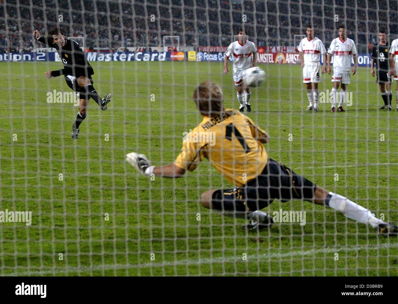 (dpa) - Stuttgart's goalkeeper Timo Hildebrand (front) has no chance to save the penalty shot of Manchester's Dutch player Ruud van Nistelrooy (L), during the second group game of the European soccer Champions League opposing VfB Stuttgart and Manchester United in Stuttgart, Germany, 1 October 2003. Stock Photo