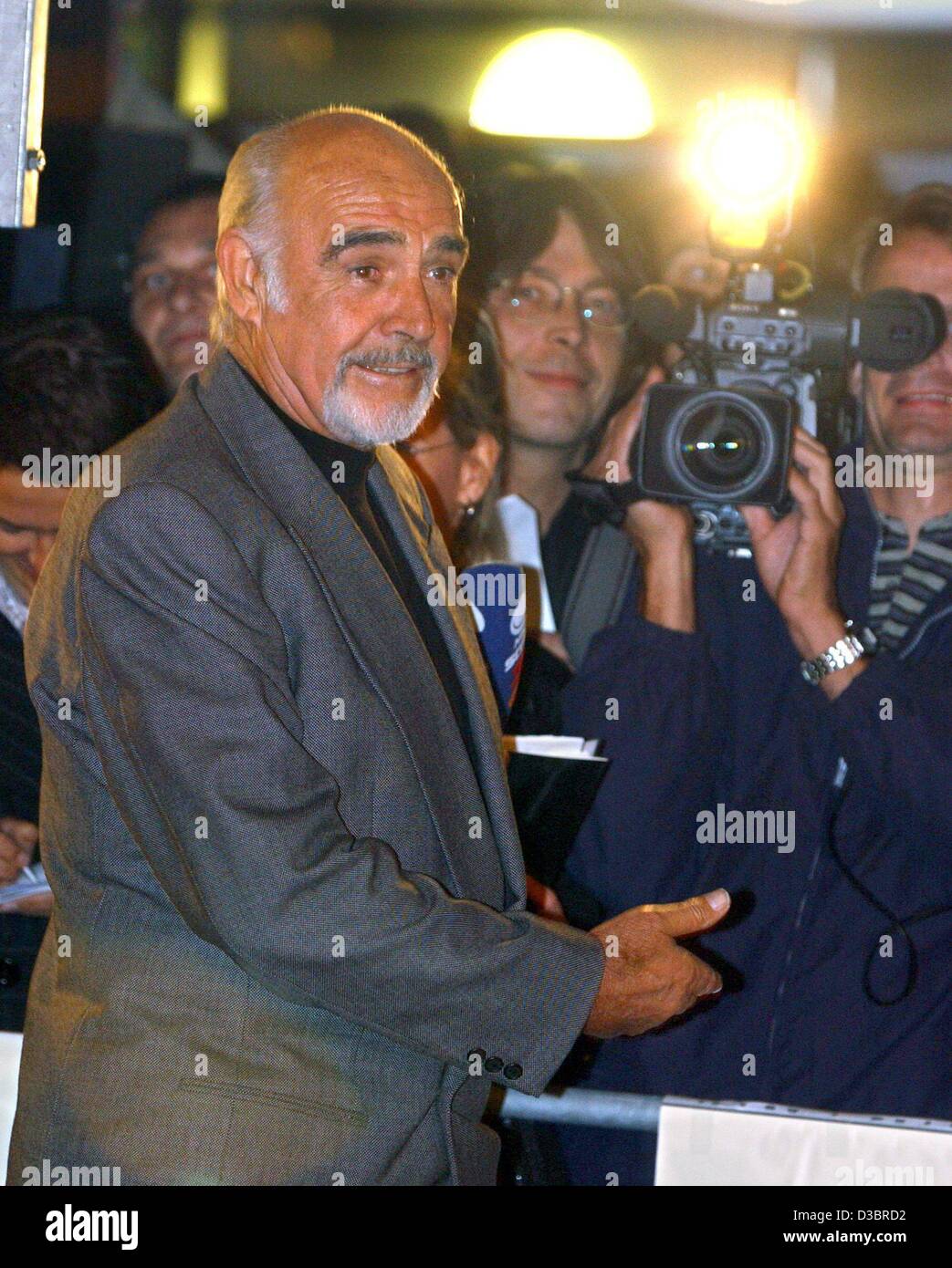 (dpa) - The Scottisch actor Sir Sean Connery ('James Bond', 'Name of the rose', 'The Rock', 'Finding Forrester') arrives at the premiere of his new film 'The Legue of Extraordinary Gentlemen' in Berlin, Germany, 30 September 2003. Numerous VIPs showed up at the event in the cinema 'Cosmos'. Sean Con Stock Photo