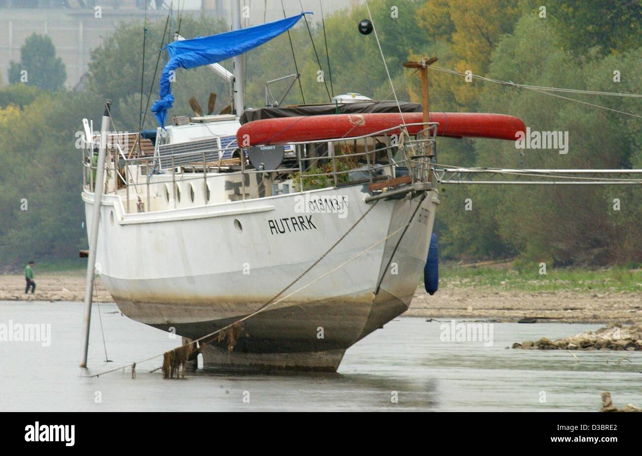 (dpa) - The sailing boat 'Autark' stands stranded in the leftovers of water in the River Rhine near Mainz-Kastel, Germany, 1 October 2003. The water levels still are on a low due to the lack of rain over the past months. Stock Photo