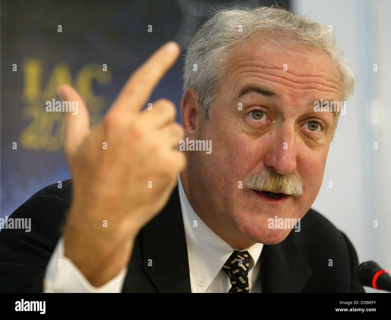 (dpa) - The NASA’s 10th Administrator, Sean O’Keefe, gestures at the