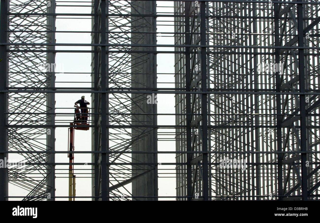 (dpa) - A fitter works on the construction of a new high bay racking for the Italian company Nordlam in Magdeburg, Germany, 18 September 2003. Nordlam has invested 40 million euros in its location in Magdeburg in the last two years, where around 100 new jobs have been added. The company produces lam Stock Photo