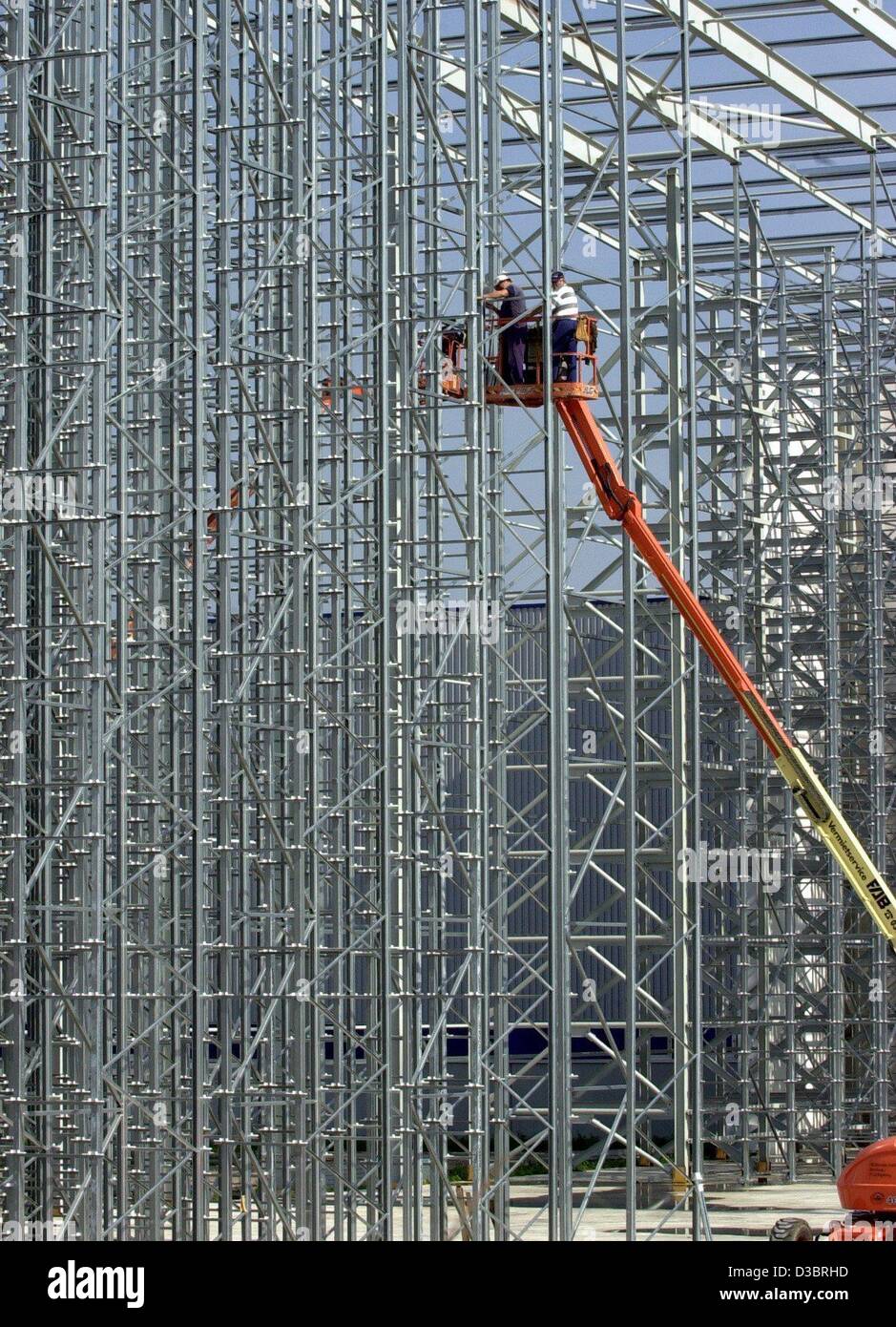 (dpa) - Fitters work on the construction of a new high bay racking for the Italian company Nordlam in Magdeburg, Germany, 18 September 2003. Nordlam has invested 40 million euros in its location in Magdeburg in the last two years, where around 100 new jobs have been added. The company produces lamin Stock Photo