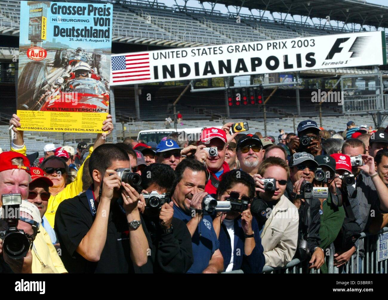 (dpa) - Hundreds of formula one fans wait at the pit line for their idols at the race track in Indianapolis, USA, 25 September 2003. With an open day for the public thousands of fans were attracted to the race tracks two days ahead of the United States Grand Prix on Sunday, 28 September. Stock Photo