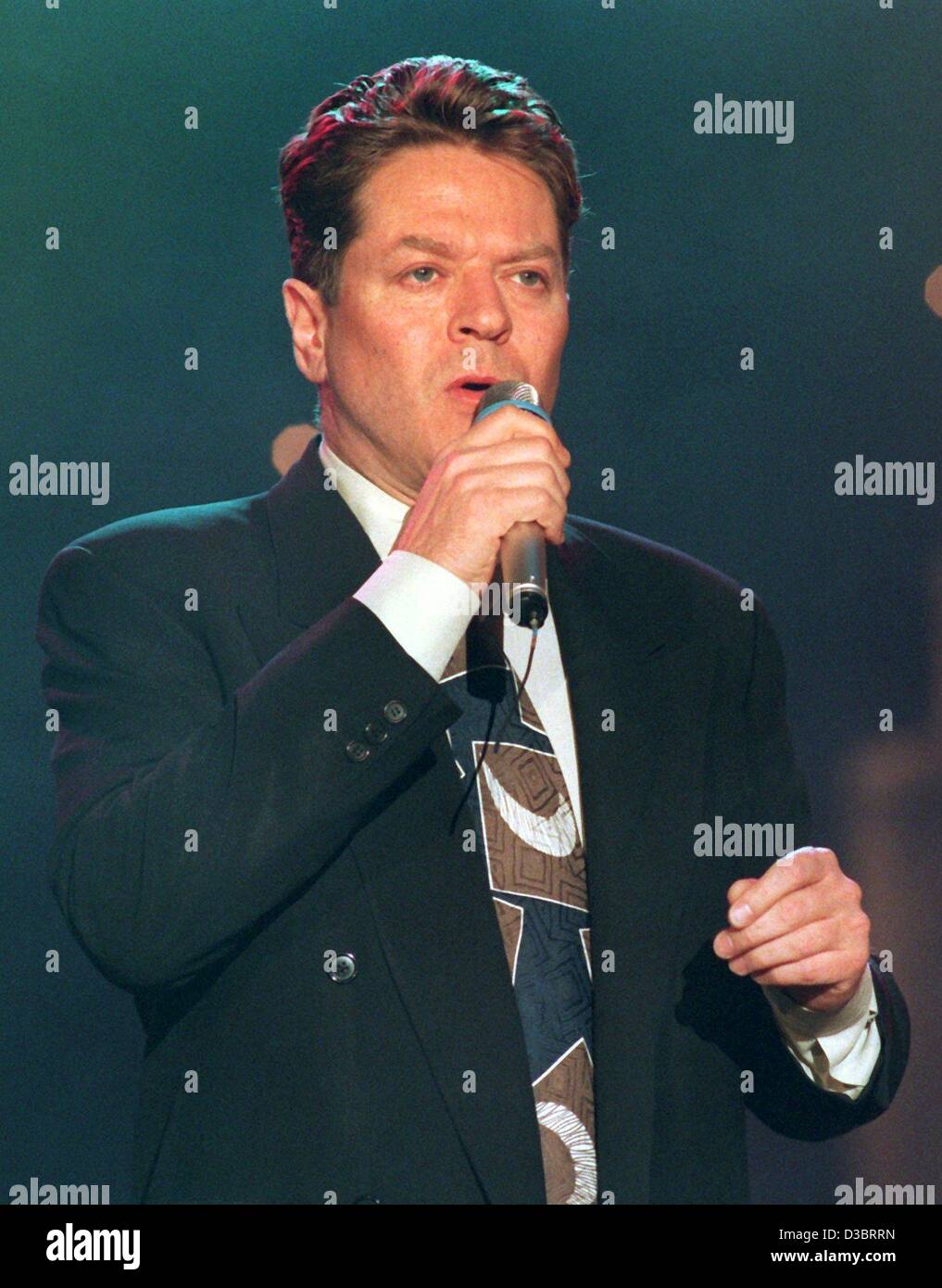 (dpa files) - British pop singer Robert Palmer performs during a show in Baden-Baden, Germany, 17 March 1995. Palmer died on 26 September 2003 in Paris at the age of 54 of a heart attack, his manager reporter. Among the biggest hits of Palmer was the song 'Addicted to Love'. Stock Photo