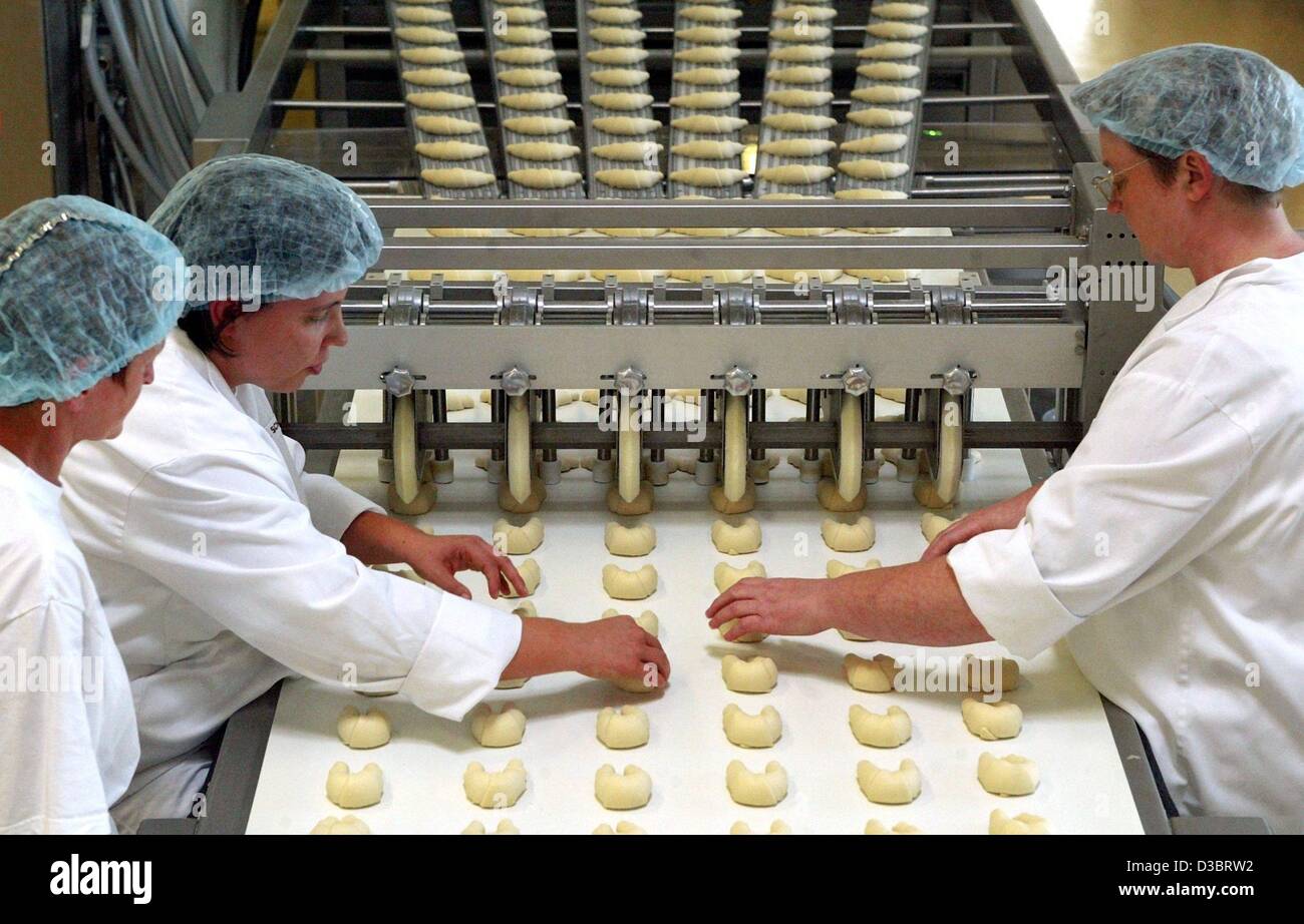 (dpa) - Employees of the Klemme Frozen Bakery Products AG form croissants at the company in Eisleben, Germany, 15 September 2003. Klemme produces deep freeze bakery products for bakery chains, wholesalers and caterers. Stock Photo