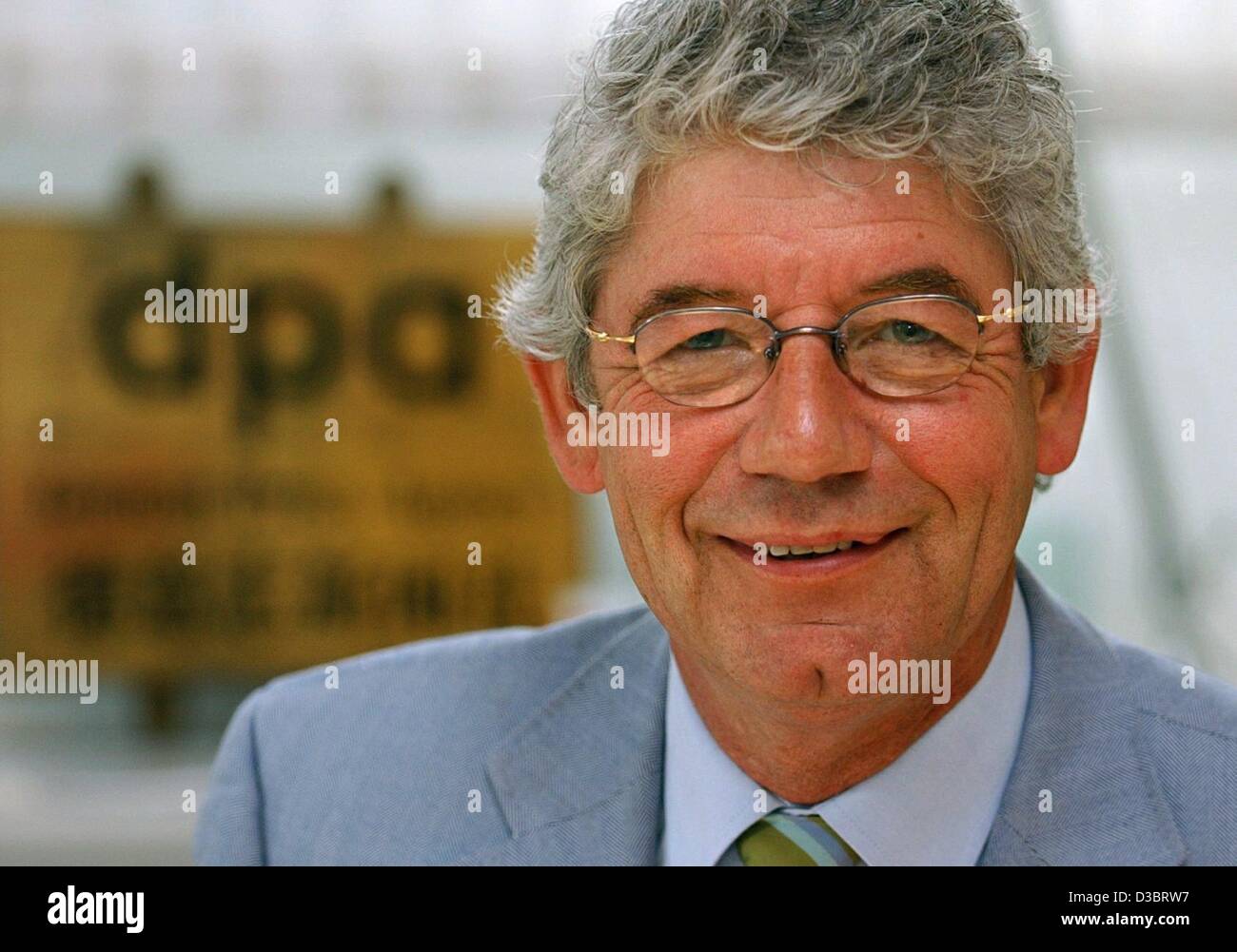 (dpa) - Wilm Herlyn, Editor-in-chief of the 'Deutsche Presse-Agentur GmbH' (German press agency, dpa), pictured in front of the dpa logo in Hamburg, 17 September 2003. The 58-year-old has been editor-in-chief since 1991. The dpa is Germany's leading news agency and one of the largest news-gathering  Stock Photo