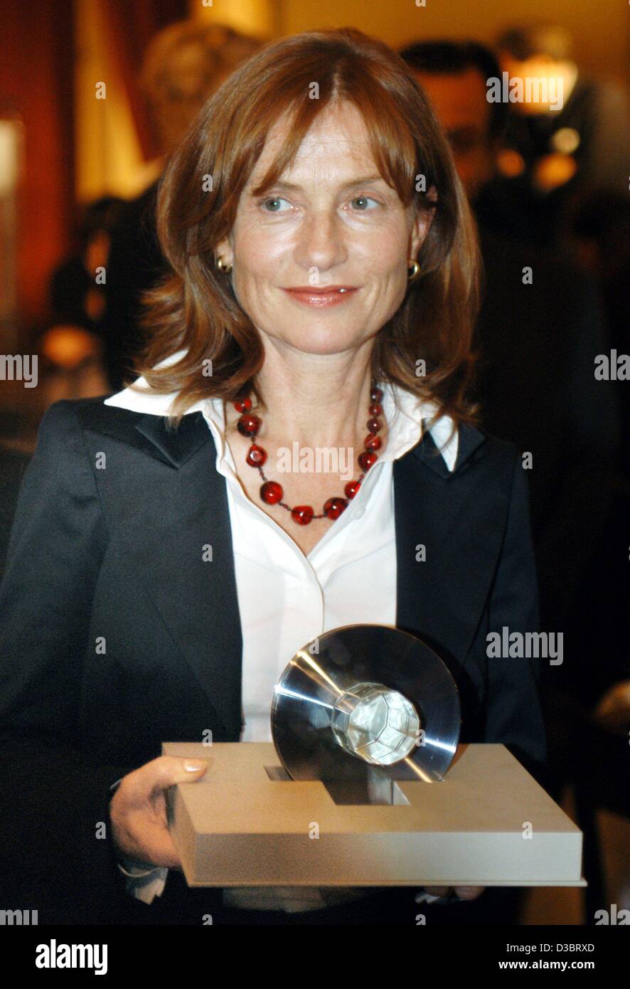 (dpa) - French actress Isabelle Huppert poses with her Douglas Sirk Prize after the award ceremony in Hamburg, 25 September 2003. Isabelle Huppert's films include Ozon's last film '8 Femmes' (8 women) and has a productive collaboration with Claude Chabrol, who cast her in several movies, including V Stock Photo