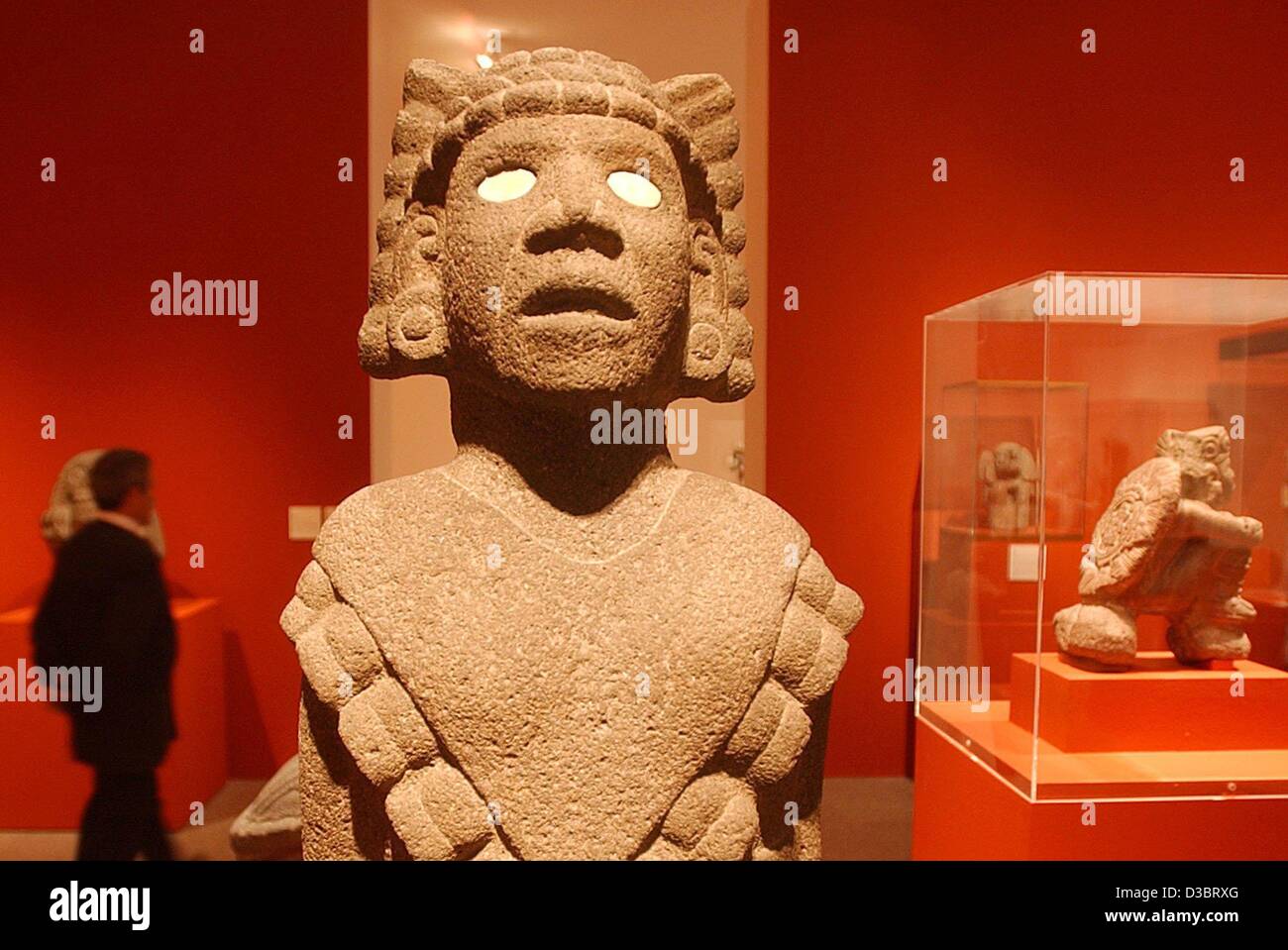 (dpa) - The clay figure of Teteo innan-Toci, the mother of Gods, dating from 1500, is displayed at the Aztec arts exhibition at the Bundeskunsthalle in Bonn, Germany, 25 September 2003. About 350 pieces of art are shown in what is one of the biggest ever Aztec exhibition. The art represents the life Stock Photo