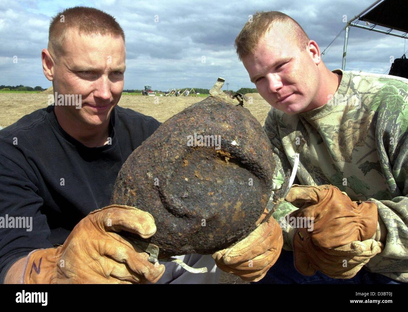 Us army helmet world war ii hi-res stock photography and images - Alamy